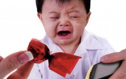 Cha mẹ "mang gươm" trong lòng, con "gánh" tổn thương