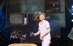 Trung Ruồi luôn bên mẹ trong đêm giao thừa