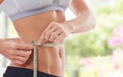 Nàng văn phòng ‘đánh tan’ mỡ bụng