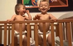Nụ cười giòn tan của những cặp song sinh ‘siêu cute’