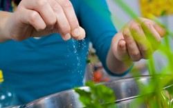 Ăn ít muối tốt cho phụ nữ sau mãn kinh