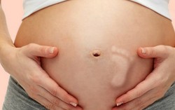 Cận cảnh bàn chân bé đạp rung bụng mẹ