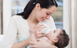 Trẻ sặc sữa, xử trí như thế nào?
