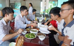 Hà Tĩnh: Những suất cơm nghĩa tình ấm lòng sĩ tử