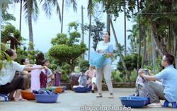 Chị em hào hứng với điệu nhảy xả đồ vui nhộn