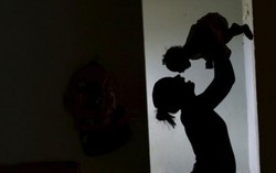 Hậu quả tai hại khi bố mẹ che giấu cảm xúc thật với con