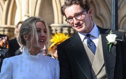 ‘Gái ngoan’ Ellie Goulding tay trong tay với bạn trai gia thế khủng, kém 5 tuổi