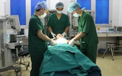 Điện thoại phát nổ khi đang sạc, bé 12 tuổi bị chấn thương nặng