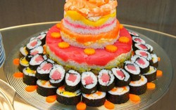 Đổ xô tặng giáo viên hoa và bánh gato sushi 