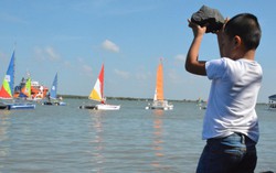 Những hình ảnh nguy hiểm với trẻ em tại giải đua thuyền buồm quốc tế