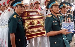Hàng nghìn người dân tiễn 9 liệt sỹ về đất mẹ
