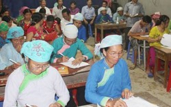 Những lão bà người Tày quyết tìm con chữ