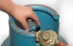 Hai mẹ con bắt giam 6 cán bộ, dọa nổ bình gas bị khởi tố