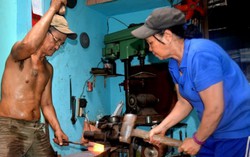 Nữ thợ rèn tuổi ngũ tuần