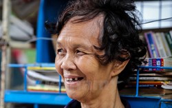 Cụ bà Hà Nội với quầy sách báo miễn phí
