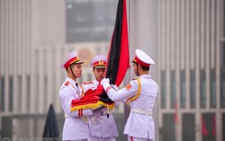 Lễ treo cờ rủ dưới mưa trong ngày Quốc tang Đại tướng Lê Đức Anh