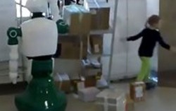 Bé gái được robot cứu mạng sống trong gang tấc
