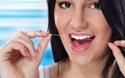 Dùng chỉ nha khoa sai sẽ hại răng