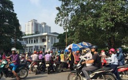 Cận cảnh bãi đỗ xe Bệnh viện Bạch Mai quá tải