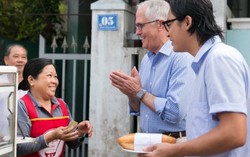 Hình ảnh dân dã của lãnh đạo nước ngoài khi đến Việt Nam 'gây sốt' trong cộng đồng