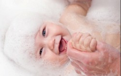 Lưu ý tắm bé mùa lạnh