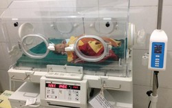 Bật đèn pin, đèn pha cấp cứu sản phụ đẻ rơi ở rừng giữa đêm khuya