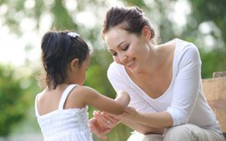 Mẹ dạy con gái cách tự bảo vệ khỏi 'yêu râu xanh'