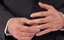 Cưới vợ, có con vẫn muốn là 'giai tân'