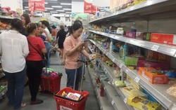Khách hàng tranh nhau mua hàng giảm giá tại chuỗi siêu thị Auchan sắp đóng cửa