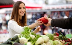 Mớ rau, con cá gánh thêm 'phí hụi'