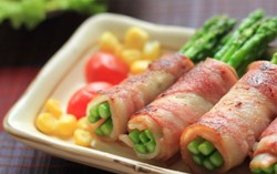 Thơm ngất ngây với thịt xông khói cuộn măng tây