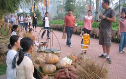 Đi chợ quê, chơi bịt mắt đập niêu giữa lòng Sài Gòn