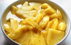 Dứa nên ngâm muối trước khi ăn