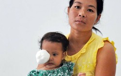 Bé gái mồ côi cha mang bệnh u ở mắt trái