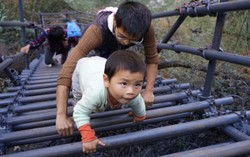 Thót tim nhìn bé 3 tuổi leo thang tới trường ở lưng chừng núi