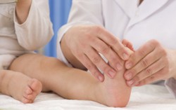 Trẻ viêm khớp không điều trị kịp thời dễ bị biến dạng khớp