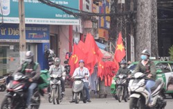 Quốc kỳ, áo cờ đỏ sao vàng “sốt” trước trận bán kết của U23 VN