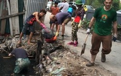 3 chàng Tây lội cống vớt rác giữa Thủ đô