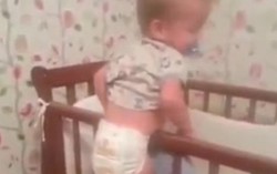 Màn vượt cũi ngoạn mục của cậu bé đóng bỉm