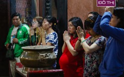 Cầu tự ở chùa Ngọc Hoàng từ sáng đến khuya