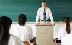 Ở Mỹ giáo viên mặc quần đùi dạy học có thể bị kỷ luật