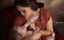 Rưng rưng tình mẫu tử qua bộ ảnh các bà mẹ cho con ăn