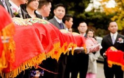 Thông gia 'đại chiến' vì đón dâu xa