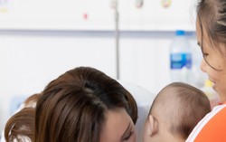 Hoa hậu Thu Hoài đồng cảm với nỗi khó khăn của bà mẹ trẻ chăm con bệnh nặng