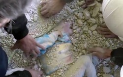 Bé gái thoát chết kỳ diệu từ đống hoang tàn ở Syria
