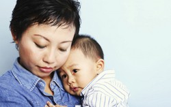 Mẹ đơn thân suy sụp khi con tự kỷ
