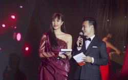 Phương Mai mặc váy dạ hội, đi dép lê khi làm MC