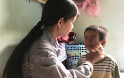 Người mẹ bỏ rơi 2 trẻ đã đến nhận lại con