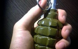 Cầm lựu đạn thật tưởng đồ giả, người phụ nữ bị nổ nát tay