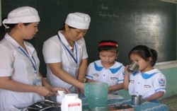 Giun đục thủng ruột thừa bé 2 tuổi